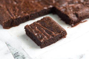 The BEST FUDGY ONE BOWL BROWNIES!