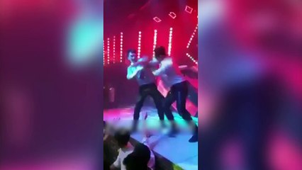 Duy Mạnh bị đánh bất ngờ trong lúc phát quà cho khán giả