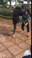 2 nhóm thiếu nữ dùng nón bảo hiểm đánh nhau