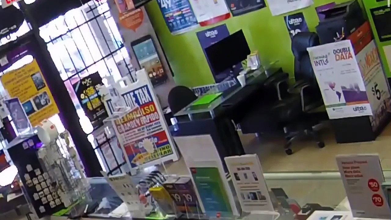 Un braqueur se fait enfermer à l'intérieur d'une boutique par la vendeuse !