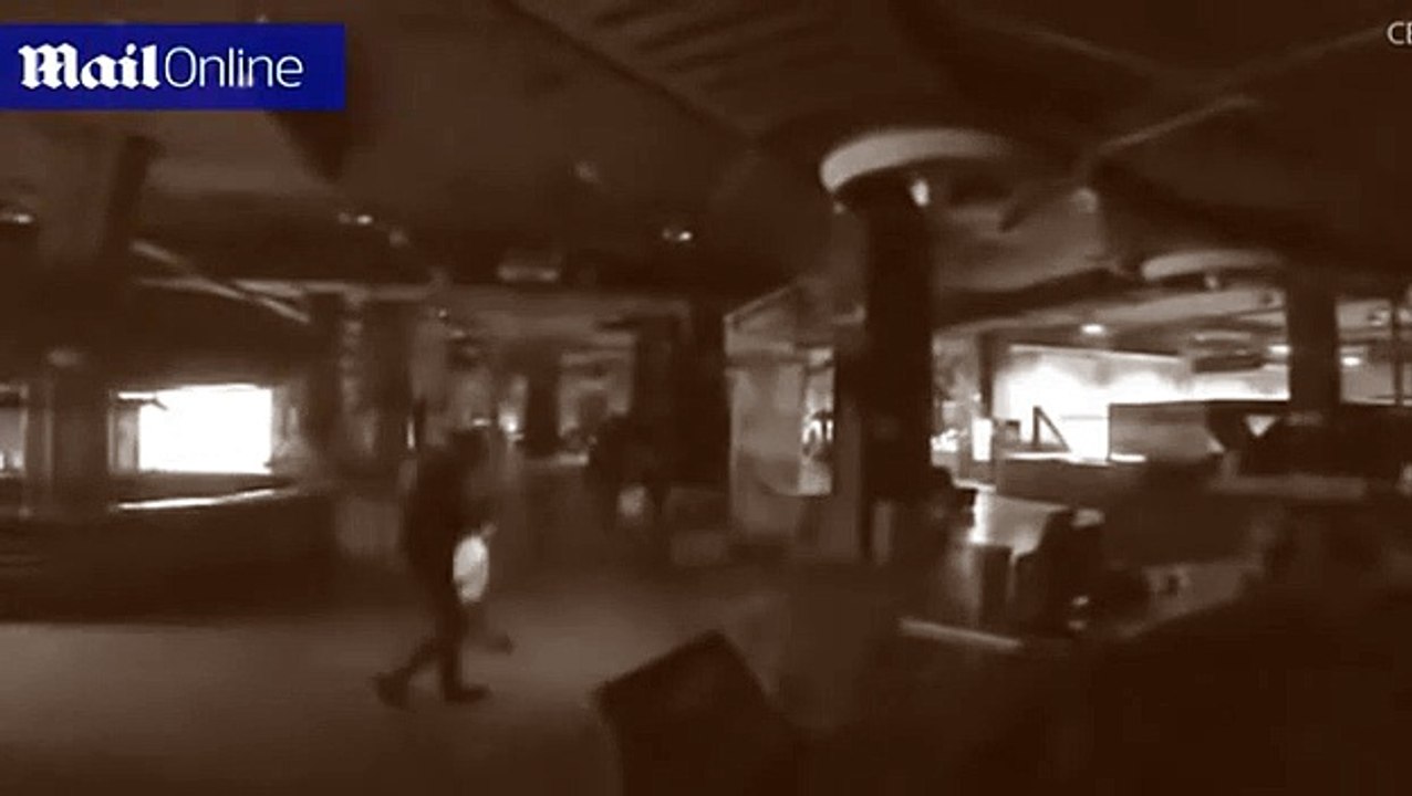 Un papa et son fils se cachent pendant la fermeture d'un magasin de loisir et jouent pendant la nuit !