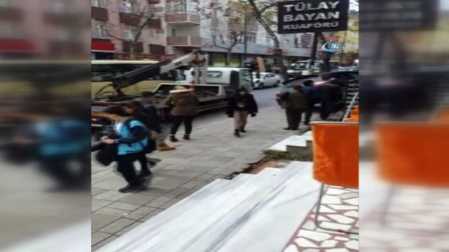 Fren yerine gaza basan kadın sürücü merdivenlere daldı