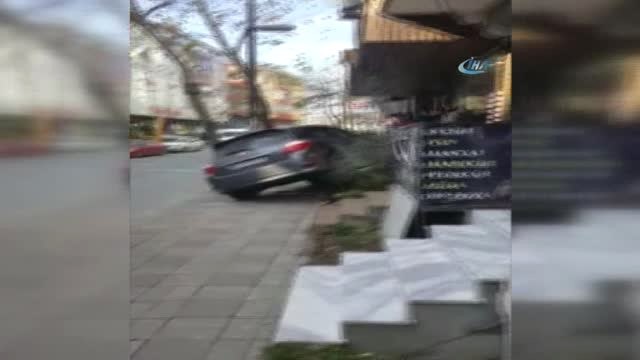 Fren Yerine Gaza Basan Kadın Sürücü Merdivenlere Daldı
