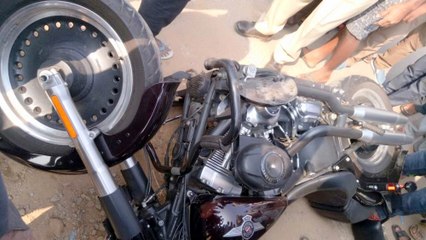 ಹೈವೇಯಲ್ಲಿ ಬರುತ್ತಿದ್ದ ಪ್ರತಿಯೊಬ್ಬ ಬೈಕ್ ಸವಾರನಿಗೆ ನಿಲ್ಲಿಸಿ ಗೂಸಾ  | Oneindia Kannada