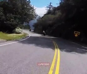 Ce motard rate son virage et tombe dans le ravin