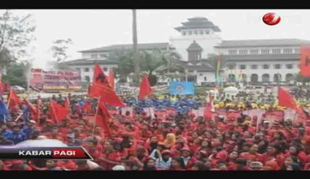 Ribuan Buruh Unjuk Rasa di Gedung Sate Tuntut Kenaikan UMK