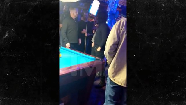 Kit 'Jon Snow' Harrington totalement ivre fout le dawa dans un bar