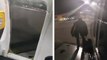 Un passager d'un avion sort en ouvrant la porte de secours
