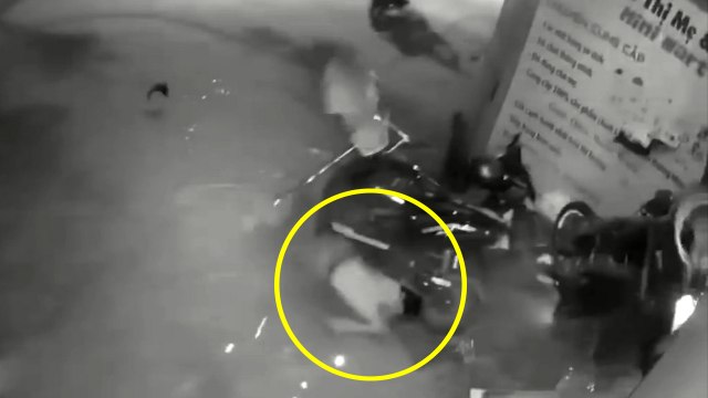 Un homme en scooter se crashe et continue de fumer sa cigarette