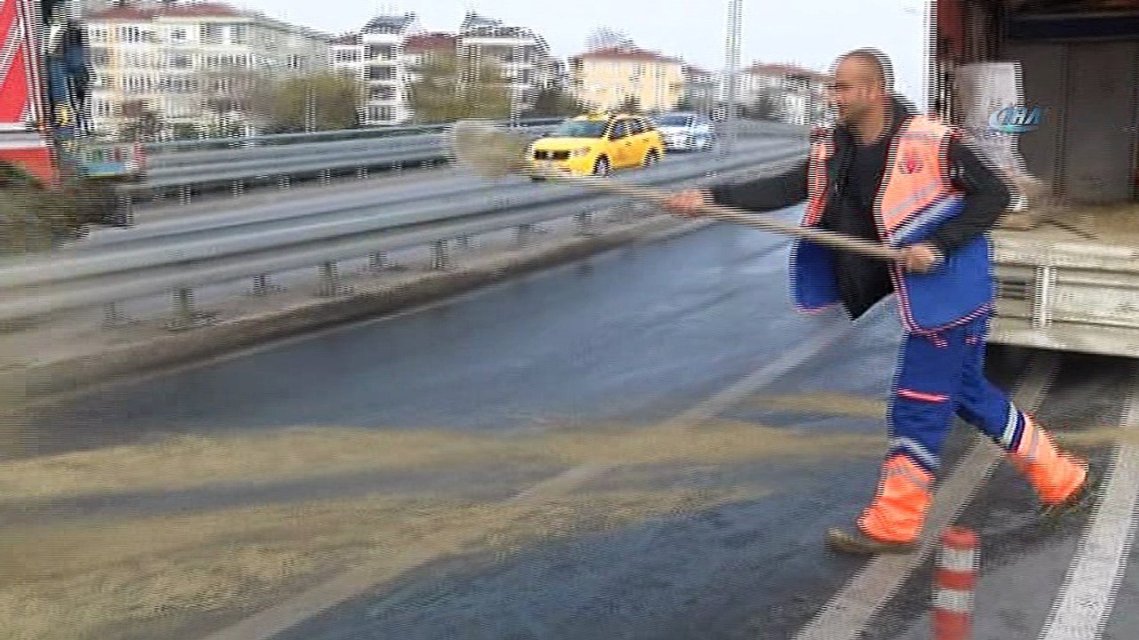 Bakırköy Sahil Yolunda beton mikseri devrildi