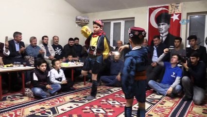 Yetişkinler çocukluk günlerine döndü... Köy konaklarında eski kültürler yaşatılıyor