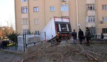 Freni boşalan TIR, 5 katlı binanın 2 katına girdi