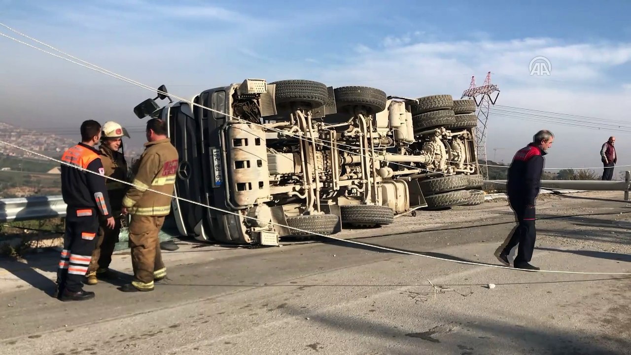 Beton mikseri devrildi: 1 yaralı - İZMİR