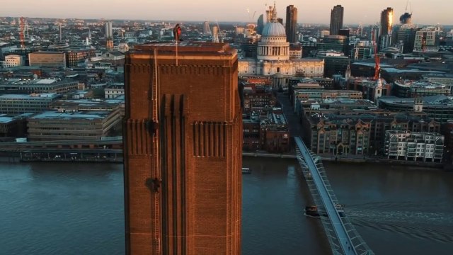 Ils escaladent le Musée du Tate Modern à Londres à mains nues !