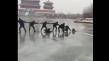 Chaîne humaine pour sauver un enfant dans une rivière gelée !