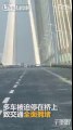 Chutes de glace d'un pont suspendu sur les voitures en Chine !