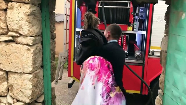 Polis memuru dumandan etkilenen çocuğa ceketini örttü - KARAMAN