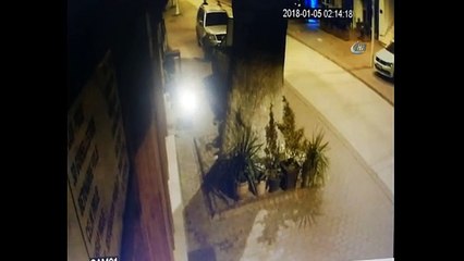 Sahte polislere inanan yaşlı kadınlar 60 bin lirayı balkondan attı