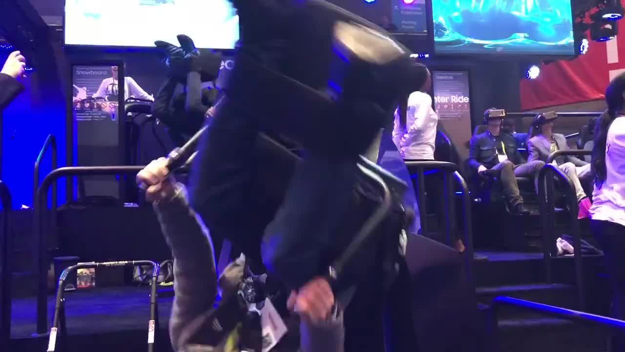 CES 2018: Flying Dinos