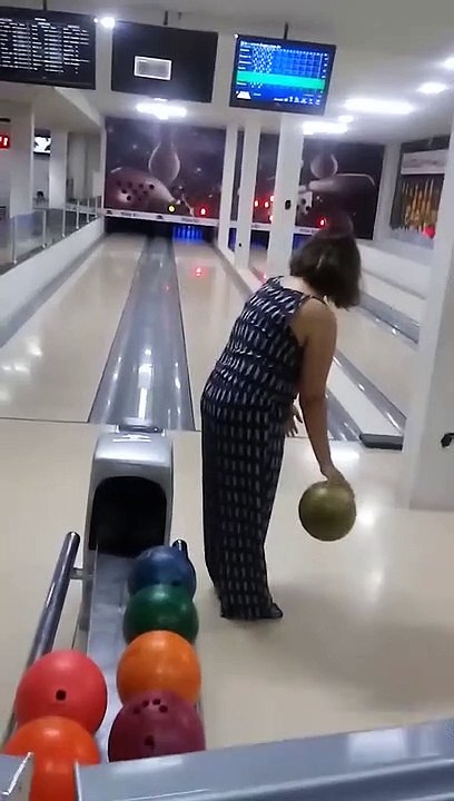 Une femme joue pour la première fois au bowling et ça se passe mal...