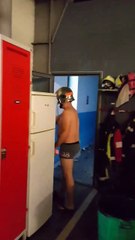 Un pompier prend sa douche sous une fuite d'eau de sa caserne