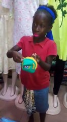 Rouge à lèvre  une petite fille d´environs 9 ans  presente son propre produit de sa fabrication.