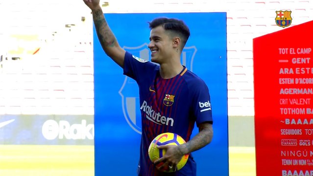 Coutinho faz embaixadinhas no Camp Nou e se apresenta para torcida do Barça