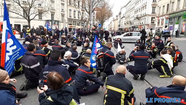 Sapeurs-pompiers : un cérémonial de funérailles pour dénoncer «l’agression de trop»