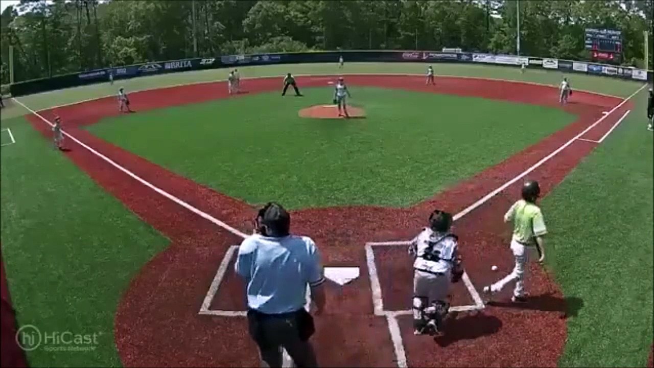 Ce gamin marque un point génial en baseball... Futur champion