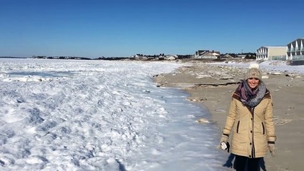 Il marche sur l’Océan Atlantique complètement gelé après la vague de froid