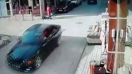 Geri manevra yapan otomobil hamile kadına çarptı - BURSA