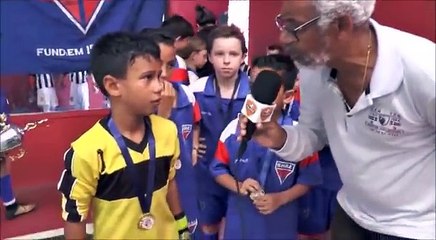 Repórter tenta motivar jovem guarda-redes após derrota mas não valeu de nada...