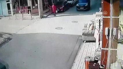 Geri Manevra Yapan Otomobil Hamile Kadına Çarptı