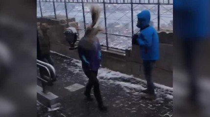 Cette jeune femme a littéralement les cheveux qui dansent à cause du vent