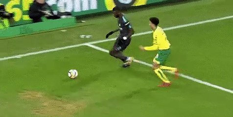 VÍDEO: Rudiger irrita-se com adepto que atira bola para o campo