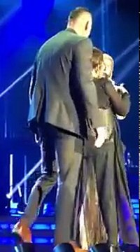 Une fan tente de grimper sur Céline Dion en plein concert à Las Vegas