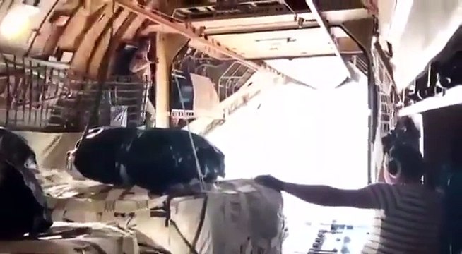 Le pilote d'un avion salue ses collègues lors d'un largage