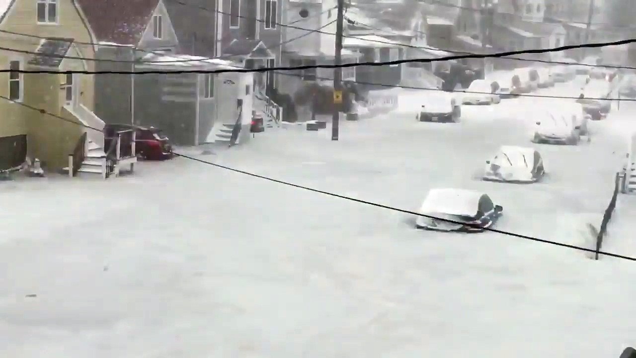 Une rue de Boston totalement gelée après une inondation !