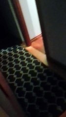 Une mère effraie son fils qui joue dans sa chambre