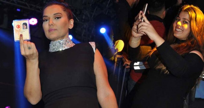 Demet Akalın Hayranına Hediye Ettiği Çizmeleri Geri İstedi! Peki Neden?