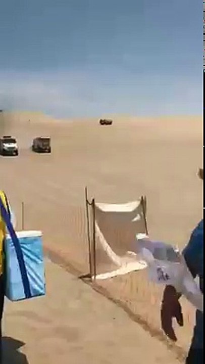 Los camiones también compiten a grandes saltos en las dunas