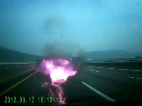 Quand une voiture prend feu sur l'autoroute en mode Retour vers le futur