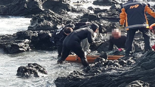 제주 해상서 전복 사고 실종 선원 1명 숨진 채 발견 / YTN