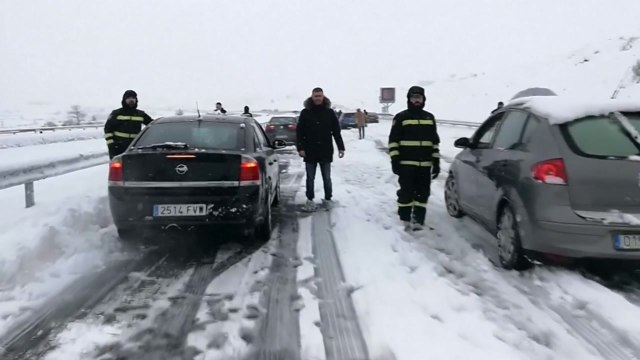스페인 폭설 속 차량 3천 대 고립...스톡홀름 지하철 입구 폭발 / YTN