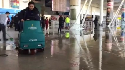 뉴욕 JFK공항, 한파 이어 수도관 파열로 차질 / YTN