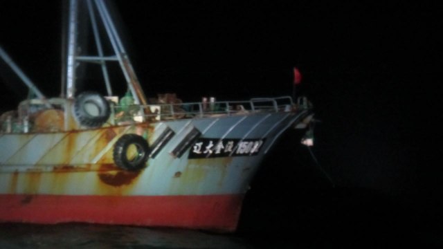 어둠 틈타 불법 조업 중국 어선 2척 나포 / YTN