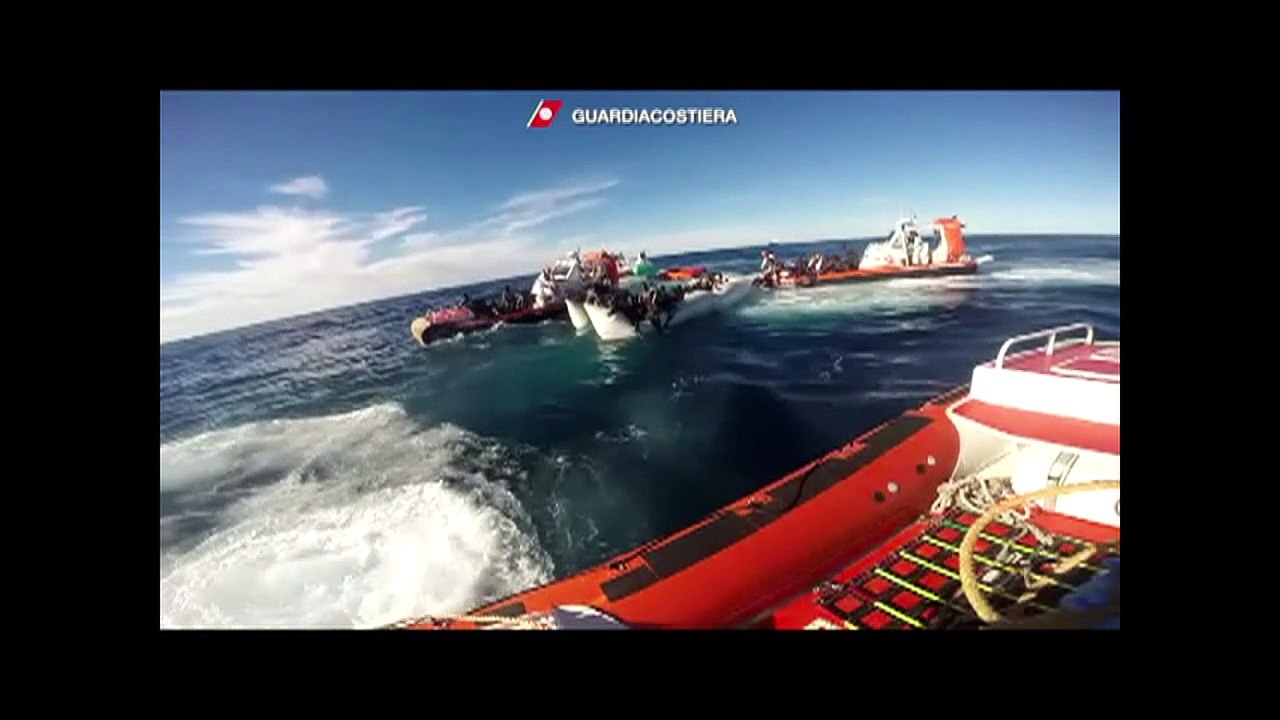 Quase 300 migrantes resgatados em águas líbias