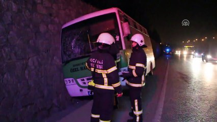 Yolcu midibüsü su kanalına düştü: 3 yaralı - KOCAELİ