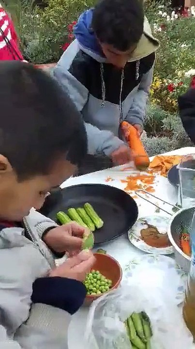 Épluchage des légumes pour farcir ensuite les batbouts