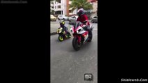 Un Grupo De Motociclistas Acompanando A Un Nino A Estrenar Su Nueva Motocicleta